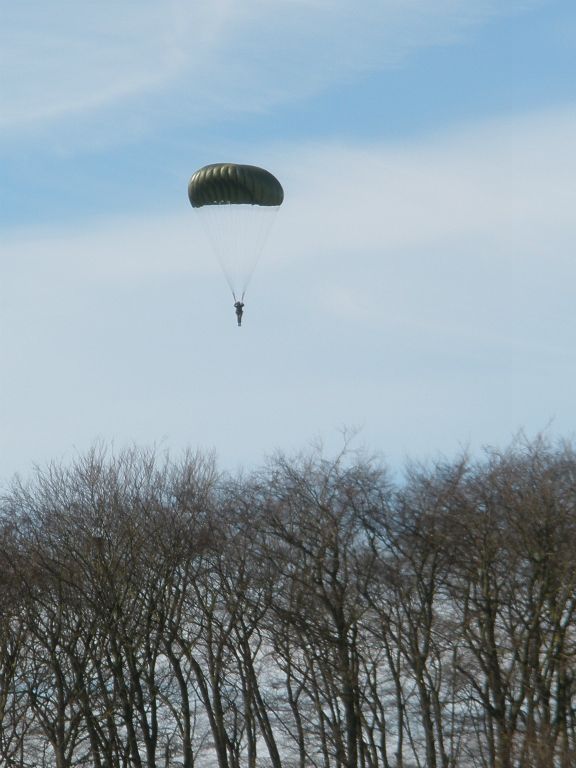Pete, Lisa and Natalie went to the Para Centre in Holland where Pete got a couple of jumps in with some of the boys :-)