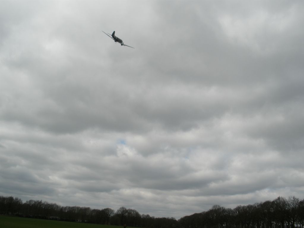 After dropping Pete and The Boys, Drag-em-Oot came back for a fly-by :-D ...started filming in portrait then switched to landscape, so it's a bit fucked up, ...but listen to those engines !!