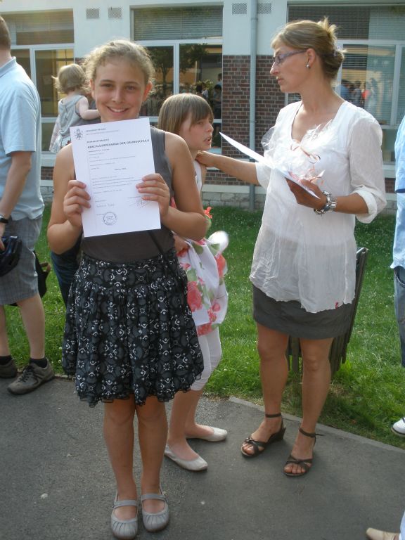 It was Katka's last year at the Grundschule in Eynatten, so she received her Abschluß Diplom :-D