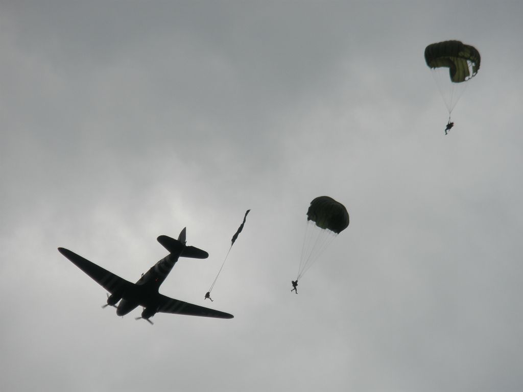 Drag-em-Oot dropping a stick onto the DZ at Driel (the Polish DZ south of the river). Driel is a really tght DZ, so maximum stick size is 6