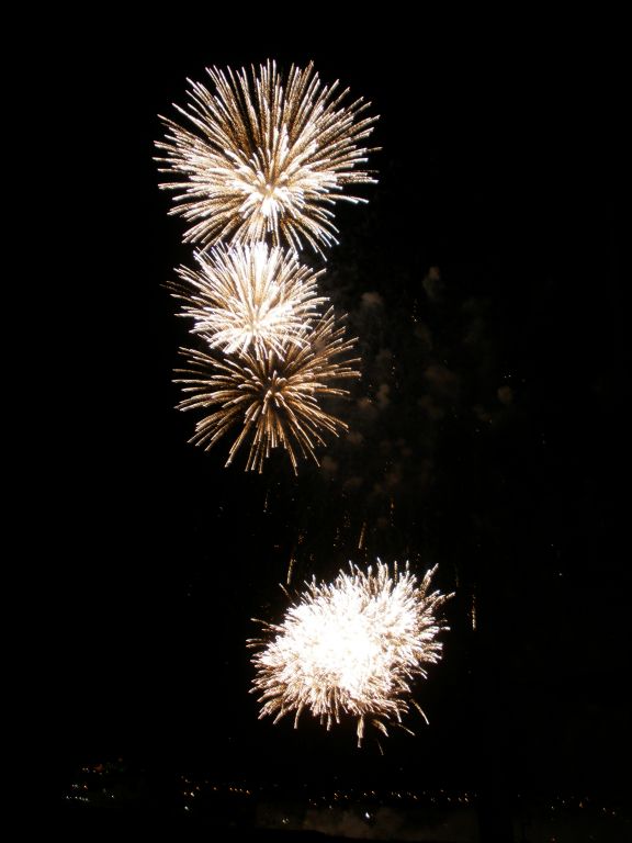 Pete was in Muscat in the middle of an international firework competition, and got to see one of the displays, ...from a Brasserie on a hill overlooking the park, with a Black Russian in hand :-D