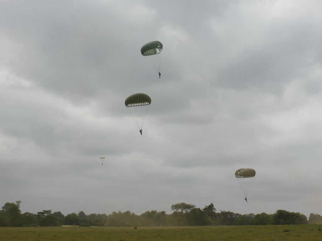 The Saturday jump was canned due to a French ATC cock-up, Sunday was weathered out, so all we had was an unscheduled single lift to an American DZ on the right flank. This is Rod doing a fly-by in the Antonov after our drop :-)